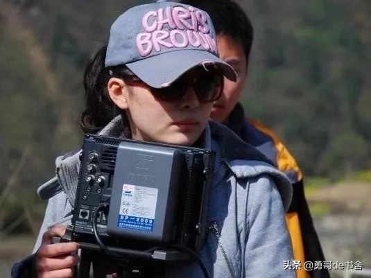 白敬亭置顶8年的微博里，藏着她的秘密