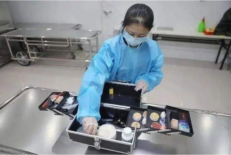 95后入殓师陈韵秋：每年处理400具遗体，从不用手直接触碰尸体