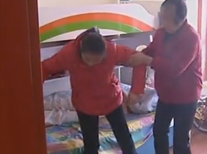 04年，成都男子携妻遭车祸致妻子2级伤残，6年向法院提出8次离婚