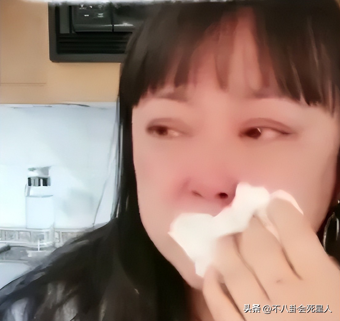 李菁菁与小21岁的90后丈夫离婚！入赘7年净身出户，直播哭诉要财产