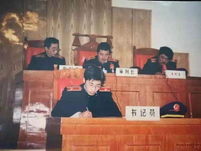 1994年，江苏死刑犯在临死前抱字典研究，被狱友嘲笑，后改判死缓