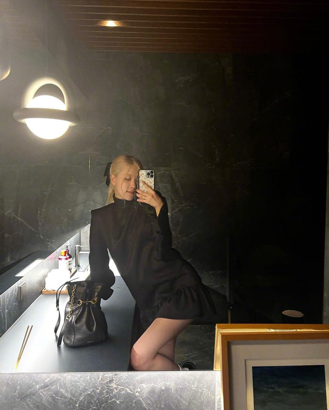 ros07朴彩英晒性感自拍,公主裙也能秀白皙漫画腿