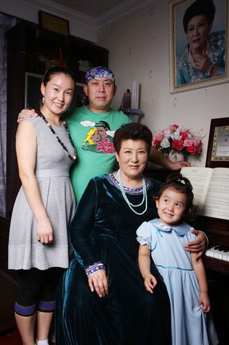 德德玛之子马克塔勒：心疼脑溢血偏瘫的母亲，像爱妈妈一样爱继父