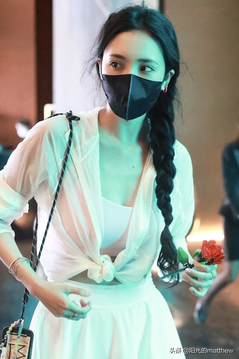 街拍：王紫璇肩挎手机斜扎麻花辫如邻家小妹