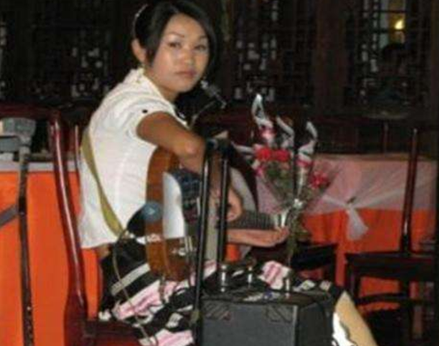 安徽女子舍命救夫，失去双腿后被丈夫抛弃，她如今怎样了？