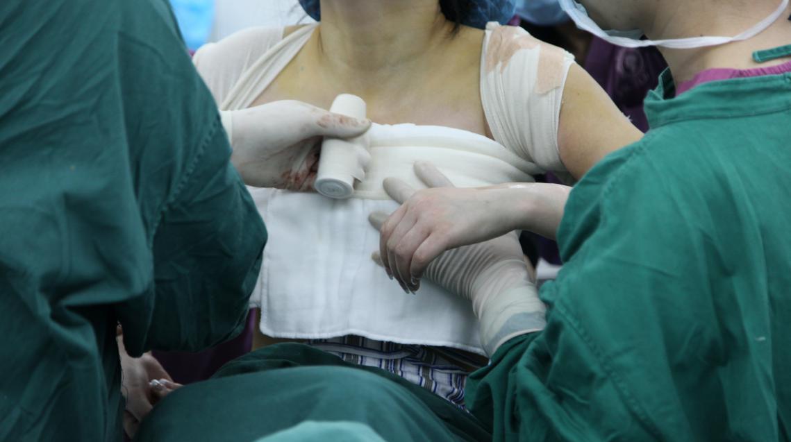 女生隆胸手术图片