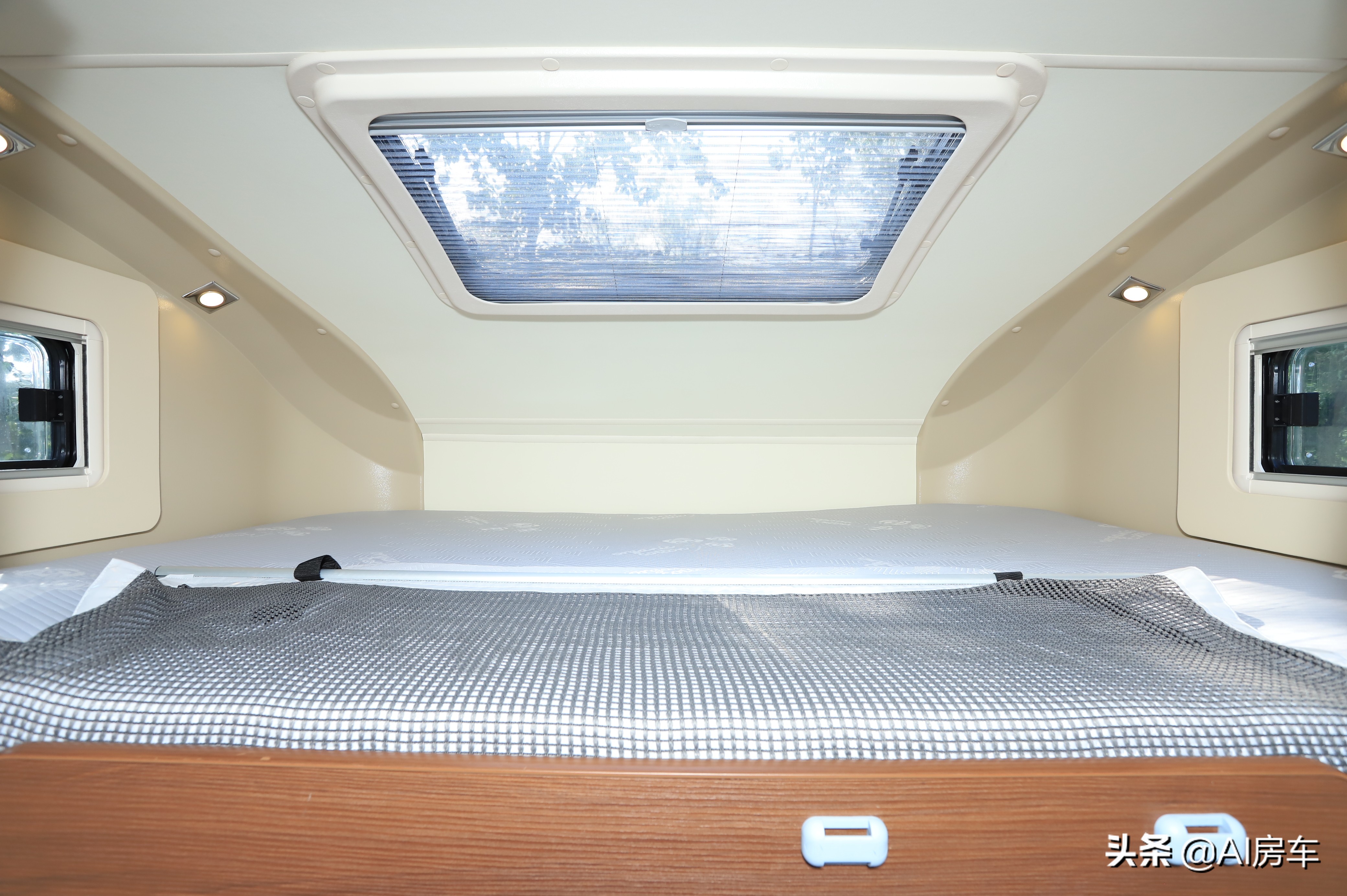 把家装在车上,天南海北随意走,还省钱!实拍宇通顶级6座6床房车