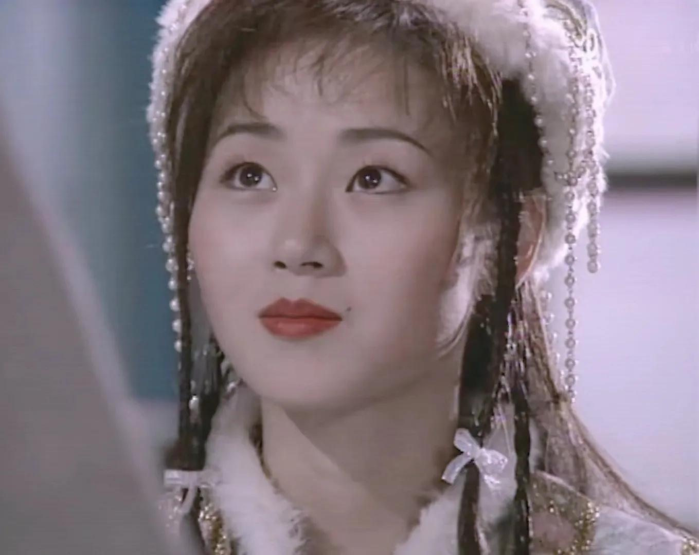 在《我和僵尸有个约会》中,万绮雯就像日本动漫里走出来的女主角,披着