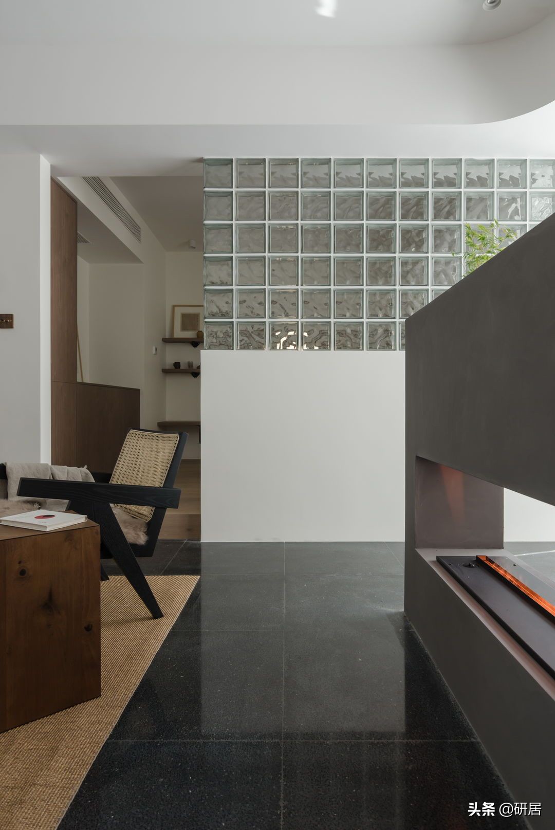 70后大叔的新家，不要门框和踢脚线，全屋化繁为简，氛围清净自然