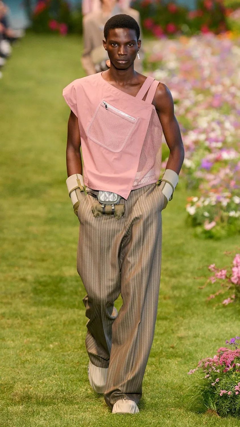 Dior 2023春夏男装发布秀，以花为名的跨时空对话