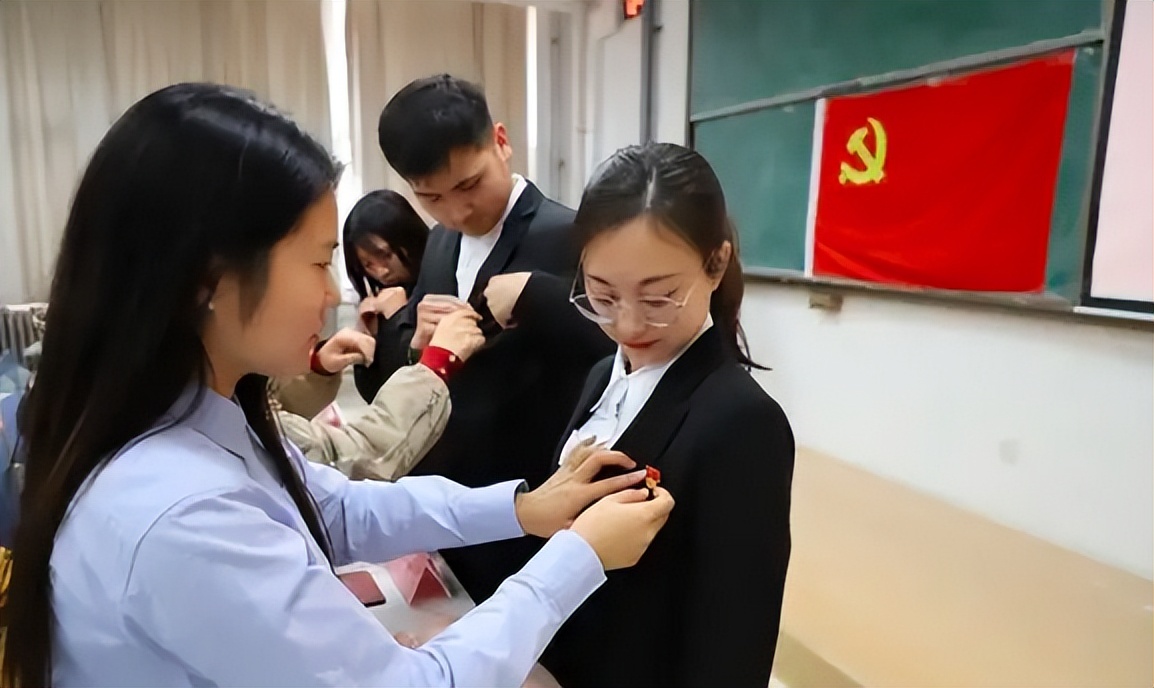 大学生入党谁有“决定权”？并非是辅导员，大四学长告诉你真相