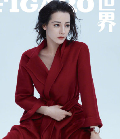 热巴穿开叉裙出席活动!大爷举3米长杆拍照,五六名保镖围在身侧