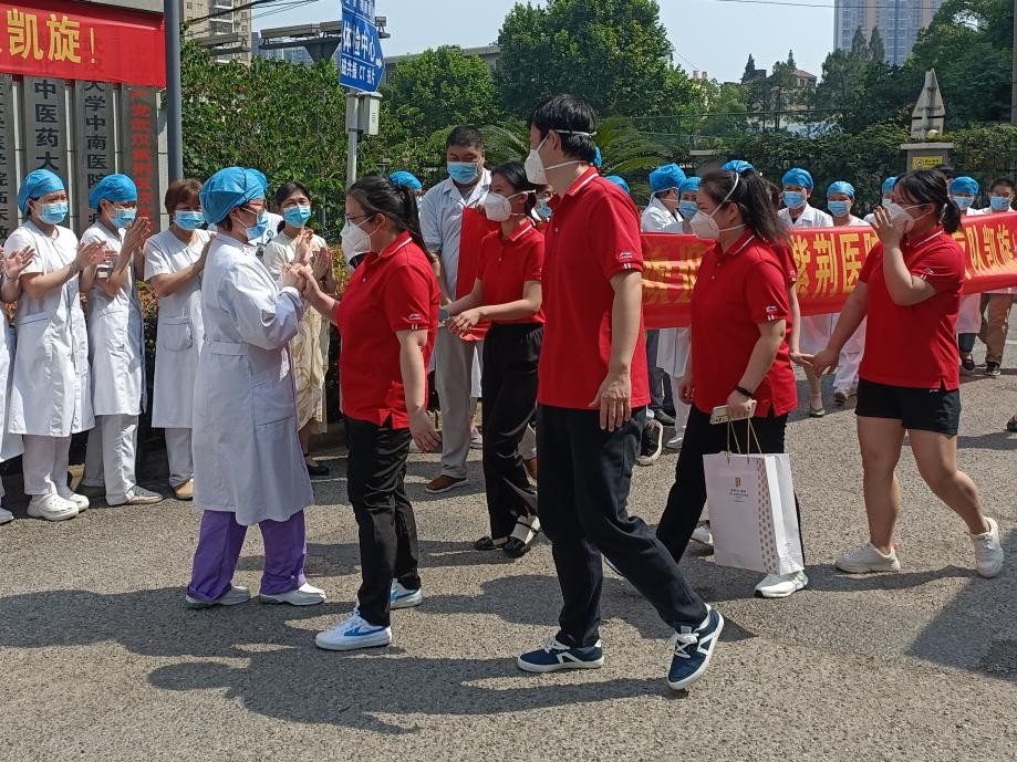 奮斗59個(gè)日夜 戰(zhàn)疫制勝勇無畏 凱旋綻放“紫荊花”