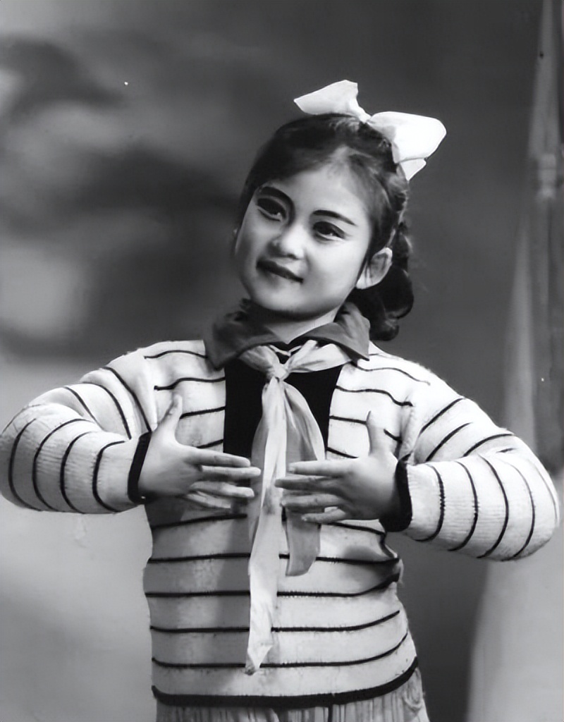 《妈妈的吻》朱晓琳：走红背后有艰辛，53岁为何仍未婚？