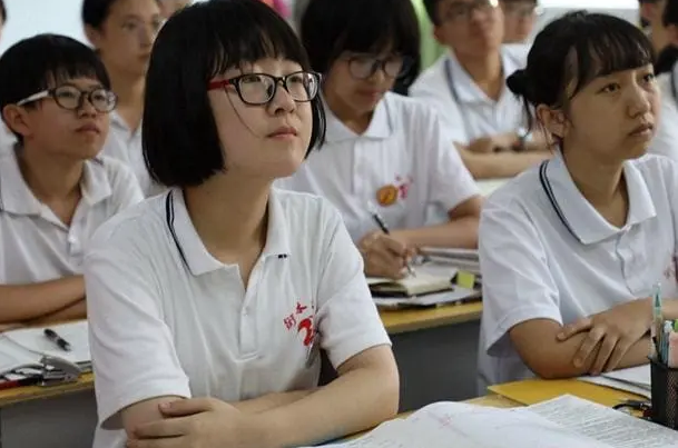烈士子女高考享特权？可以加20分引网友不满，女孩的话霸气回击