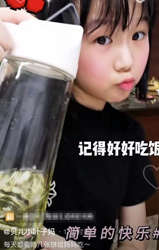 陆毅老婆晒十岁小女儿烙饼，小叶子颜值逆袭，和姐姐贝儿一样漂亮