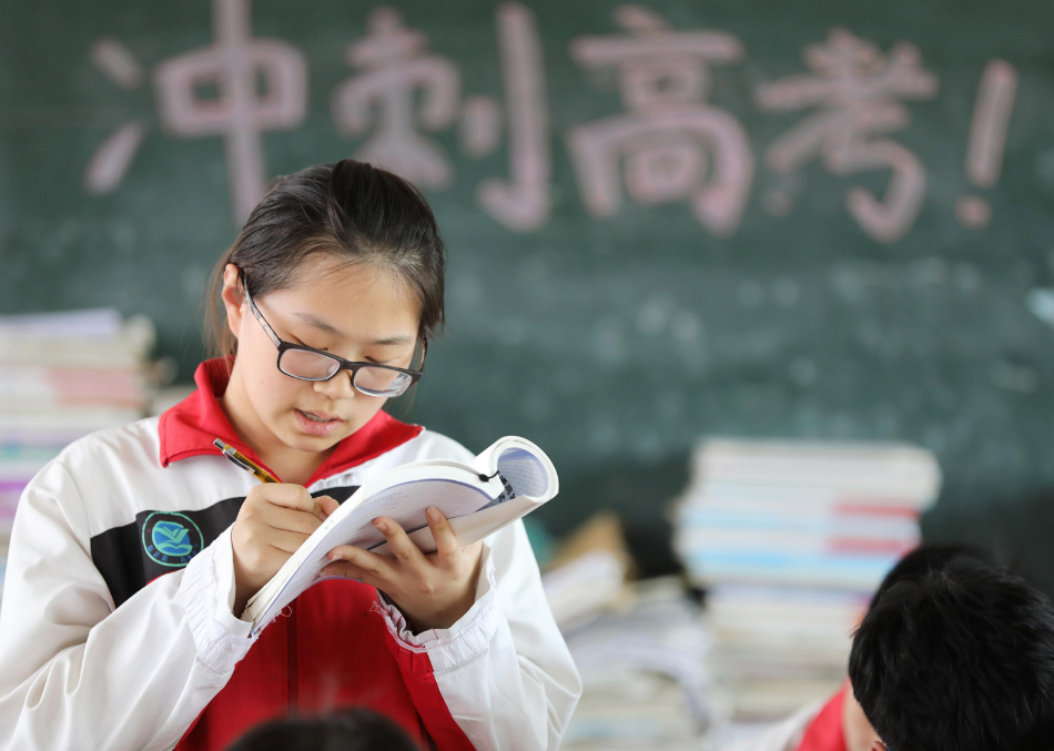 2022浙江“首次高考”来了，57万考生奔赴考场，网友评论却一边倒