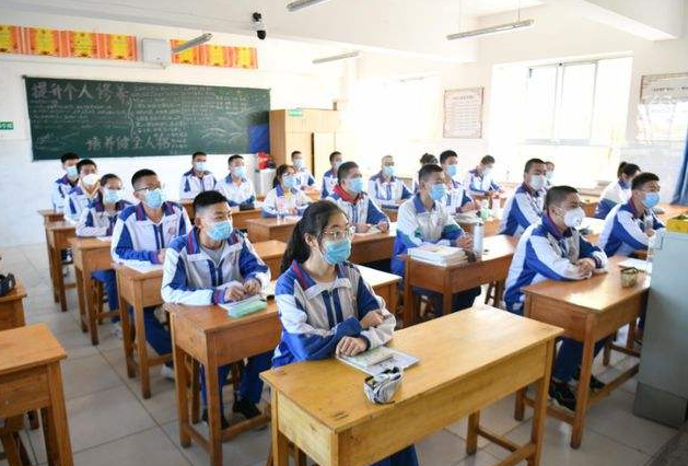 高级教师55岁不愿意退休，选择继续任教，校长一番话叫她进退两难