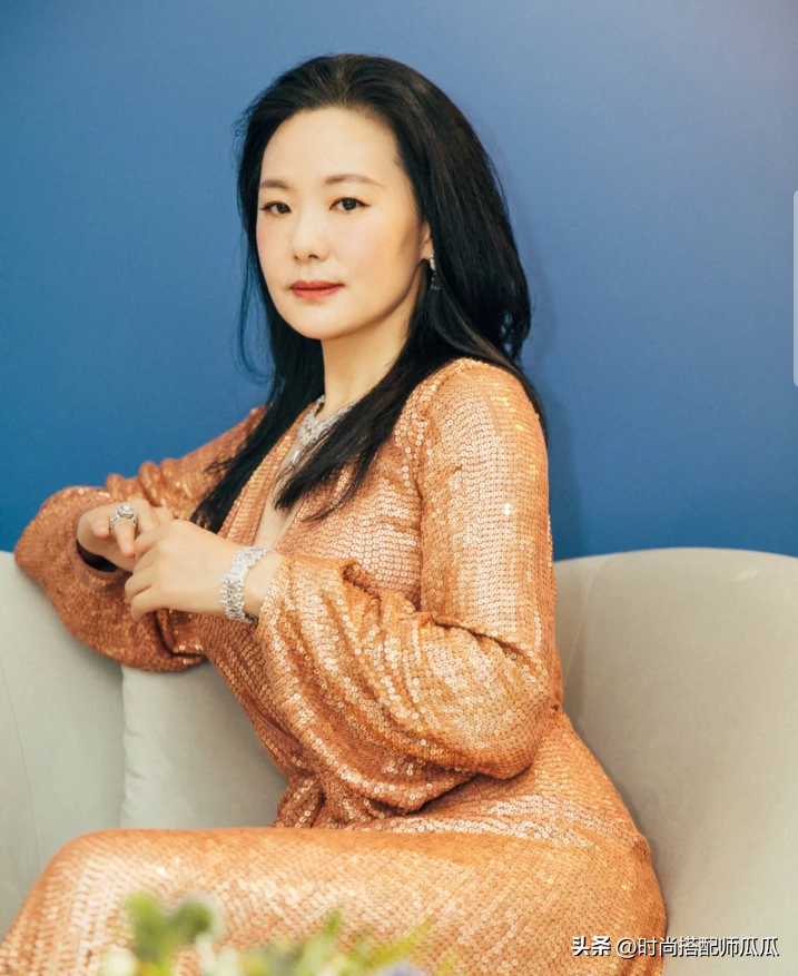看了52岁咏梅，我才明白什么叫美得真实不做作！堪称中年女人典范
