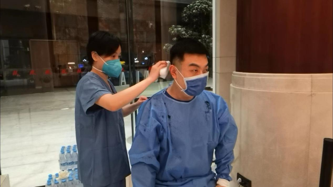 江西援沪医疗队里的“美发师”：涂笑昀