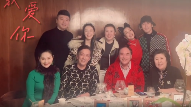 钟丽缇和公婆一起过节，亲戚面前与张伦硕互相投喂亲吻，秀足恩爱