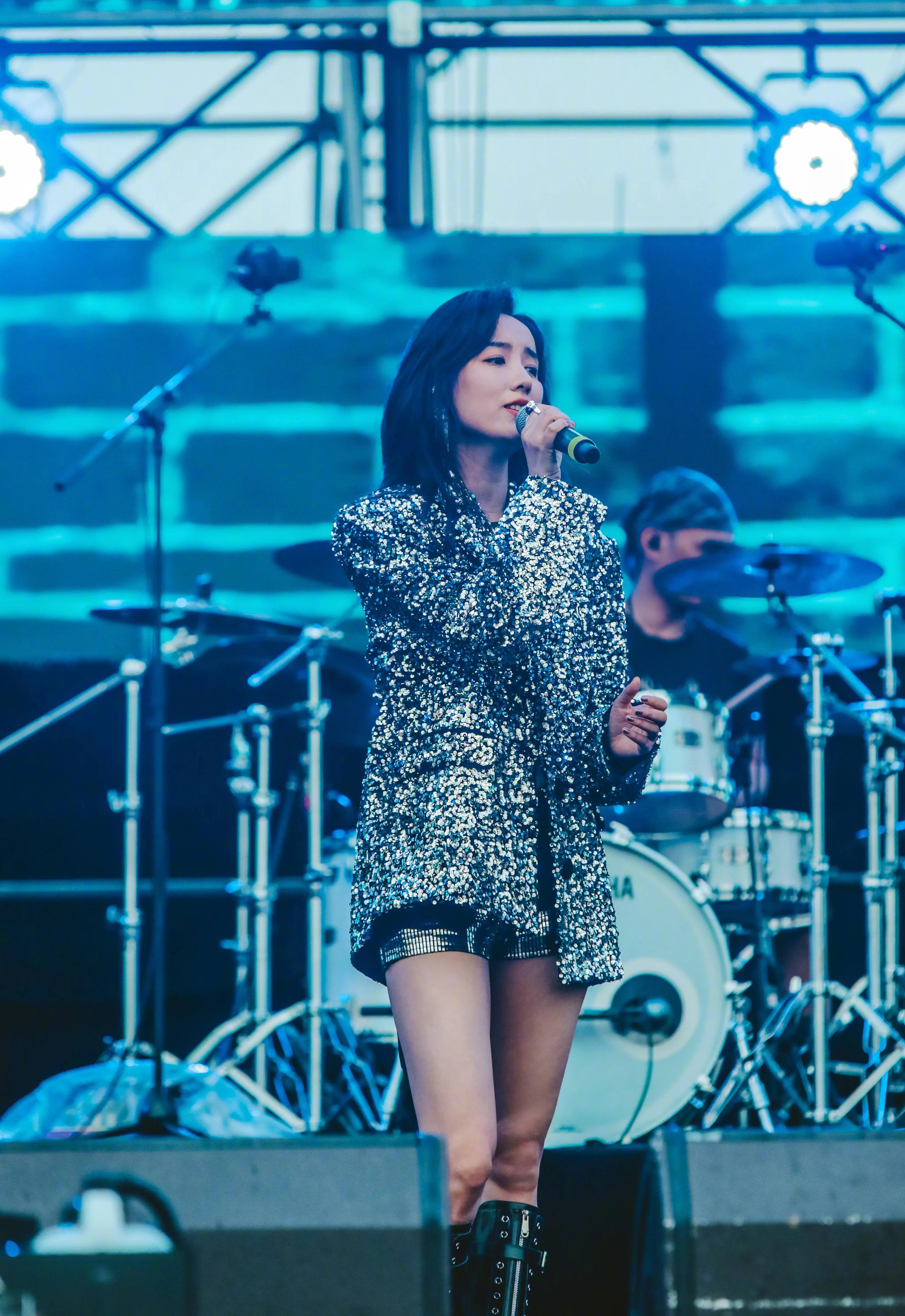 花千骨东华上仙(胡歌的梦中情人,一顿火锅吃进了豪门,吕一是如何上位