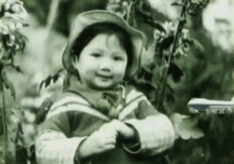 前夫入狱10年，与李金羽无疾而终，“水蜜桃”殷桃如今怎样了？