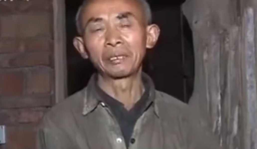 女学生被卖给50岁老光棍，每天睡猪圈遭毒打，父亲为何要原谅凶手