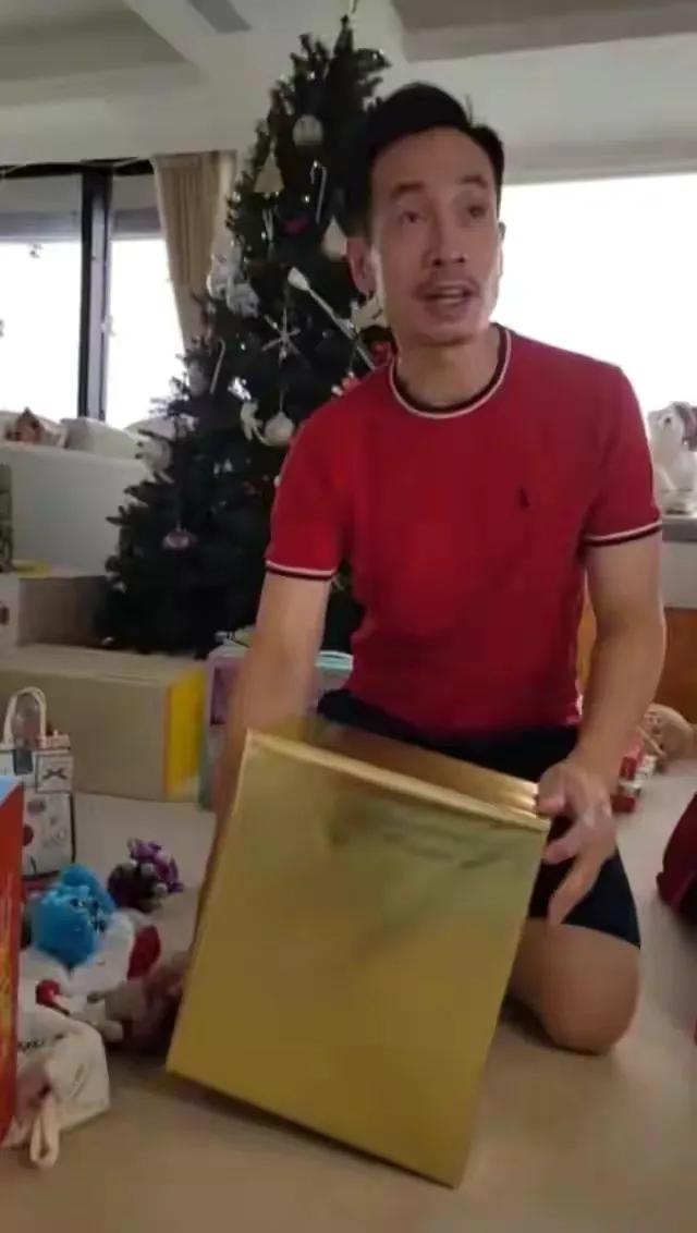 陈茵媺独自带三孩去乐园，老公陈豪太忙，能陪一天就是最好的礼物