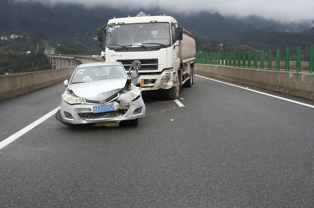 4月1日驾照扣分新规定：高速140不扣分罚款，驾驶证最高能扣18分