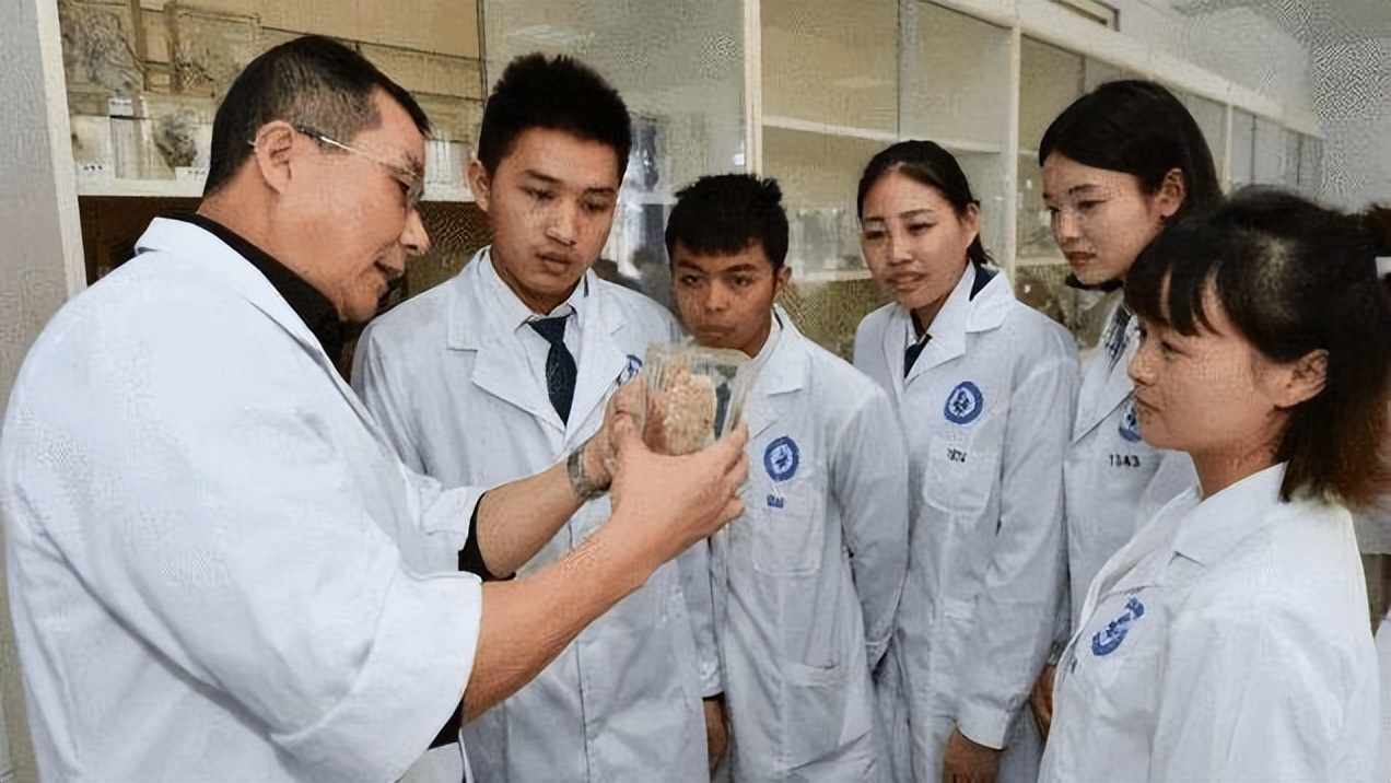 教师和医生有“天壤之别”，学生选择要谨慎，别不小心“掉坑里”