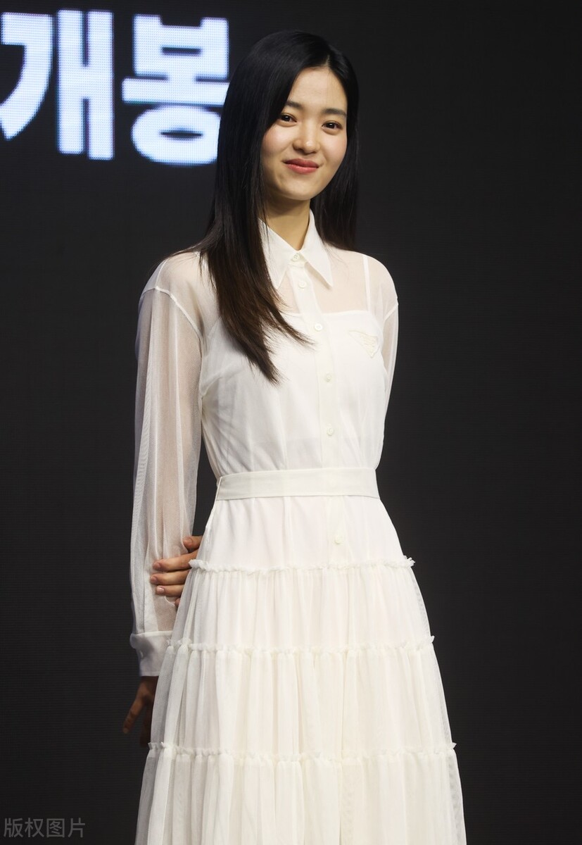 首尔《外星+人》发布会金泰莉白色裙摆优雅端庄