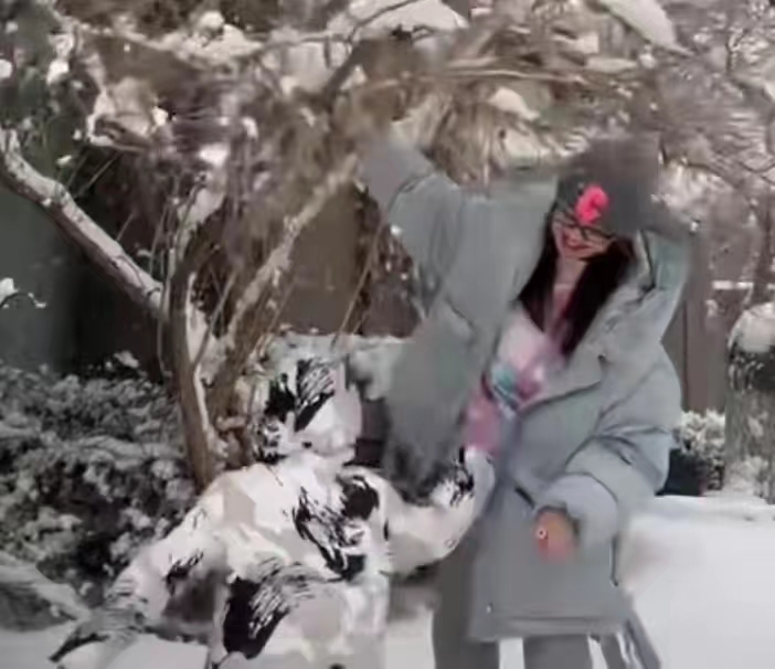 前央视主持经纬老公首曝光！一口东北话声音年轻，打情骂俏好恩爱