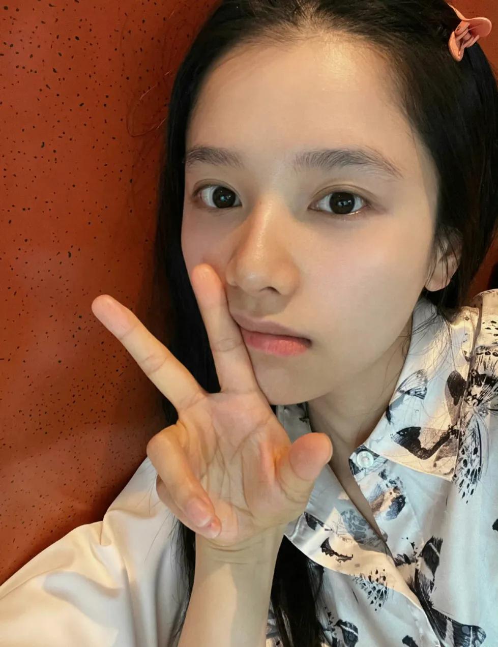 张婧仪，睡到自然醒