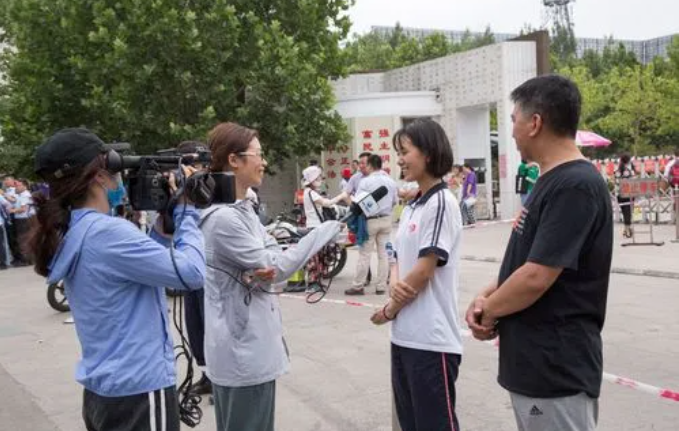 他曾在高考率先走出考场，本以为是个“青铜”，通知书却打脸众人