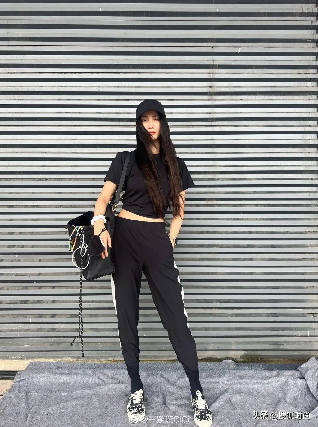 王紫璇《野蔷薇》造型好惊艳，复古卷发又美又飒，甜美帅气两不误