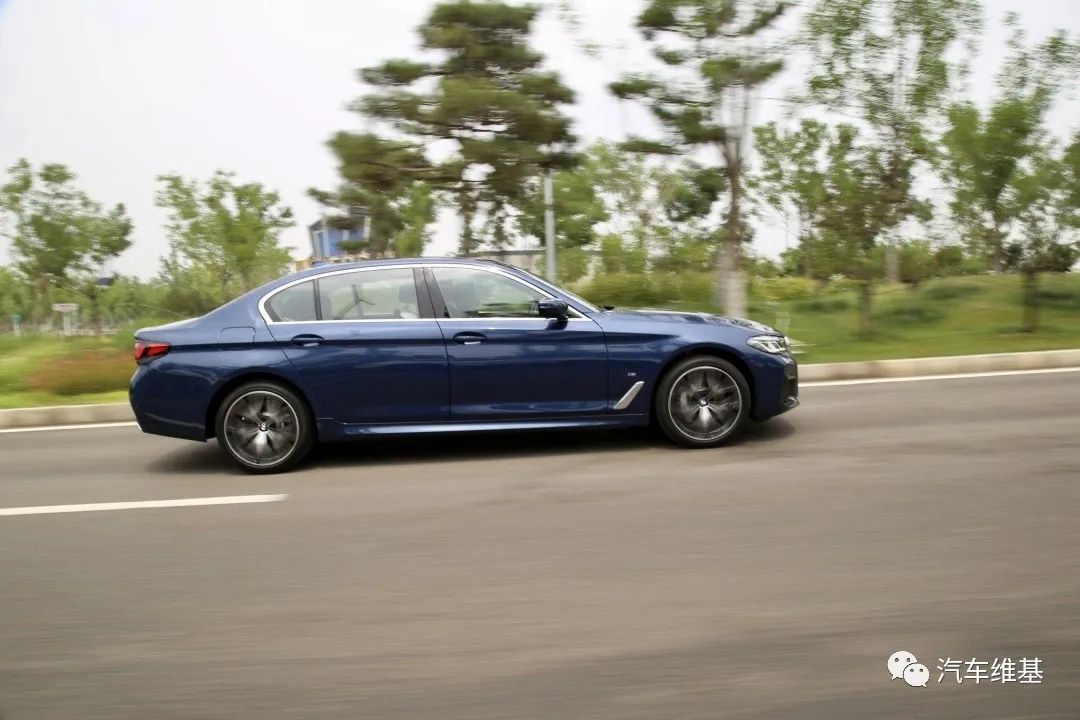 「维基试驾」BMW 530Li：均衡之下，圆你“蓝天白云”梦
