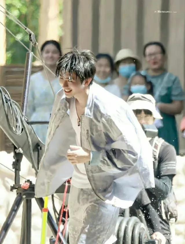 白鹿蔡徐坤睡衣造型，慵懒居家风格，睡意朦胧的样子好可爱