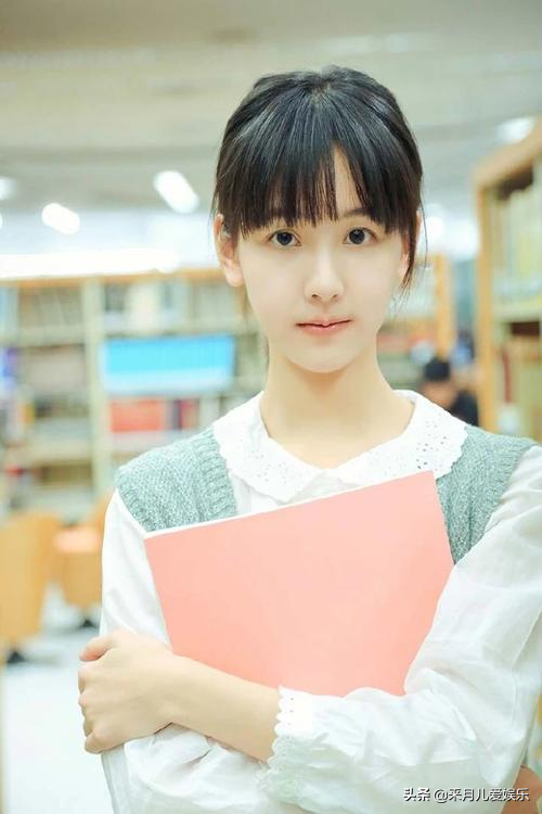 陈都灵现代装清纯甜美，古装却又清冷迷人，真是人间宝藏女孩