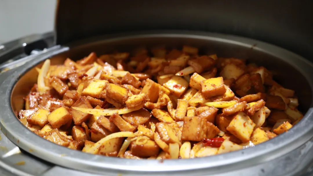 鹏飞职工食堂推出“三元五元”自助餐