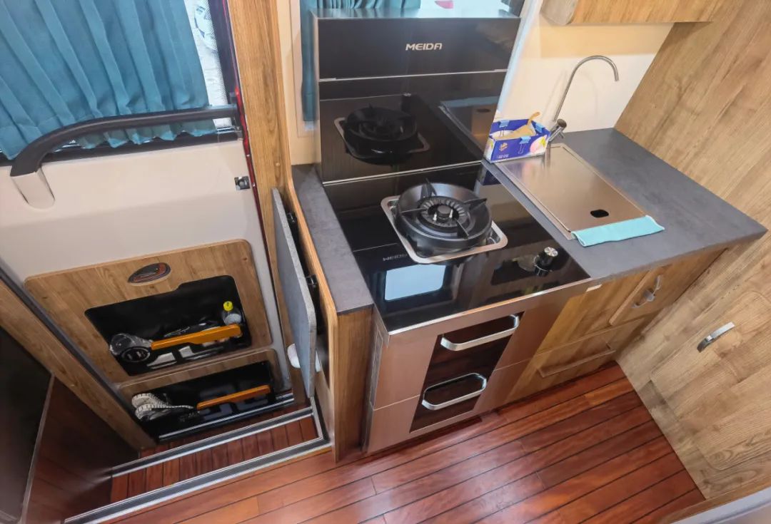 B型房车竟然能有那么大的空间，并且还配有四驱系统，24V双发电机