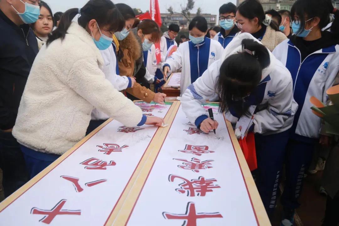 閬中中學(xué)舉行高三學(xué)生成人宣誓儀式(圖25) 閬中中學(xué)舉行高三學(xué)生成人宣誓儀式(圖25)