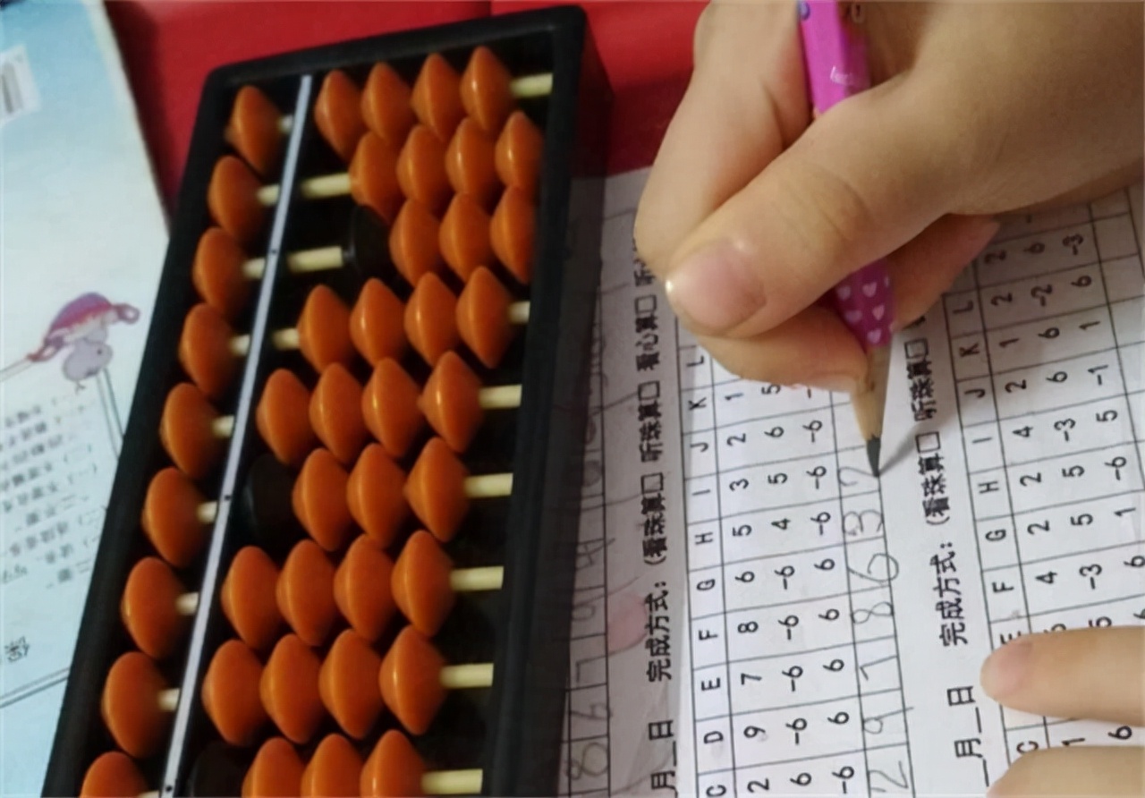 何雪豪：8岁被特招入伍，成为特种兵，学费由国家承担