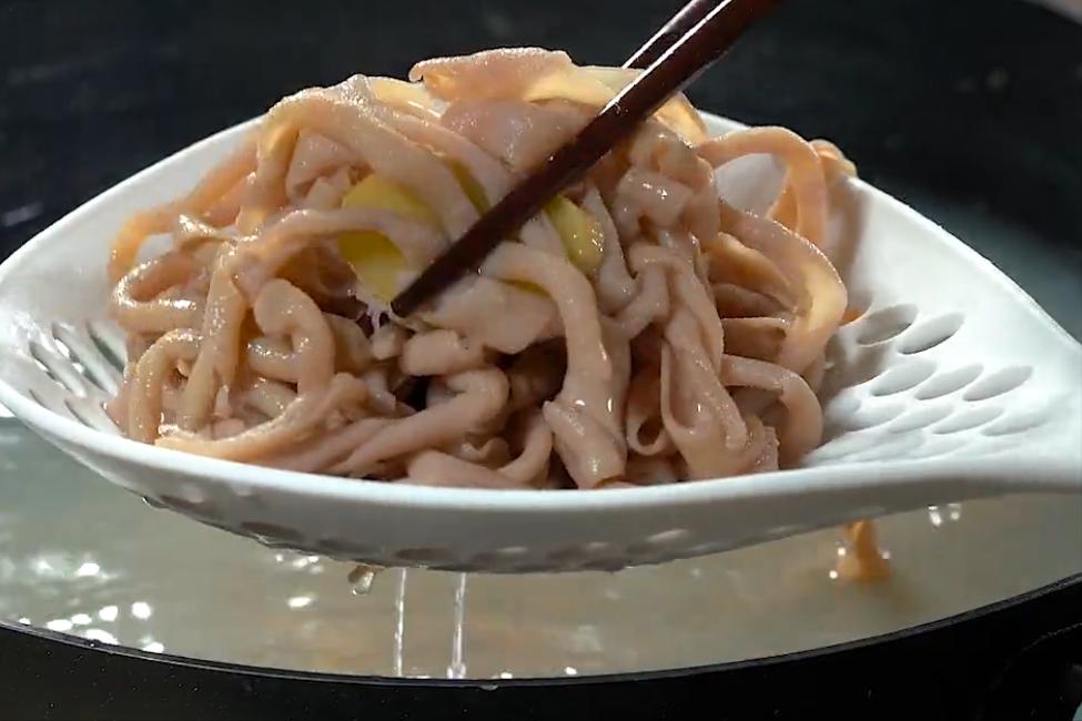 鸭肠不要再涮火锅了,教你这样做鸭肠,香辣爽脆,下酒又下饭