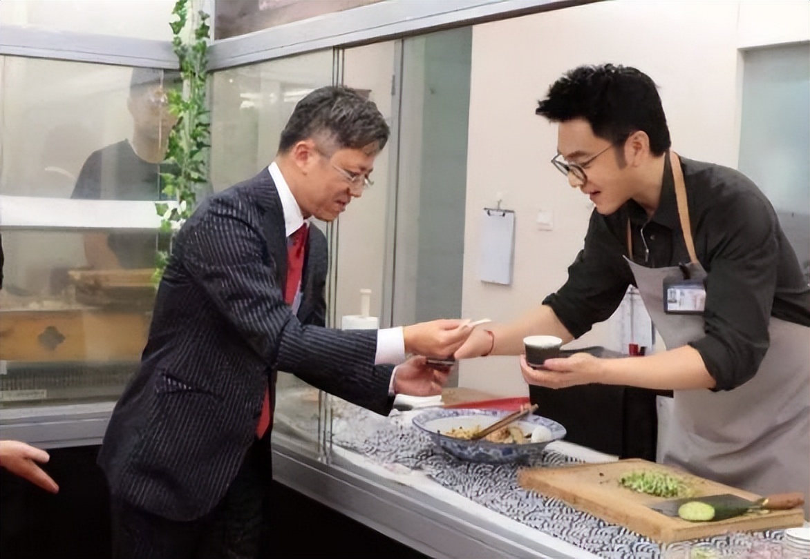 他曾是春晚著名歌手，离婚后娶超模，如今49岁卖辣椒酱