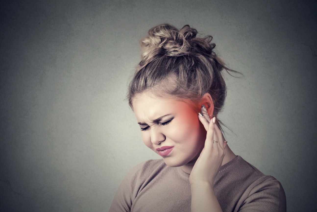 耳朵里面痒，却啥也掏不出来？或是4种病的表现，别光顾着抠了