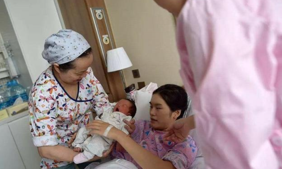 宝宝吃得饱比纯母乳更重要！5个信号说明母乳不足，妈妈要警惕