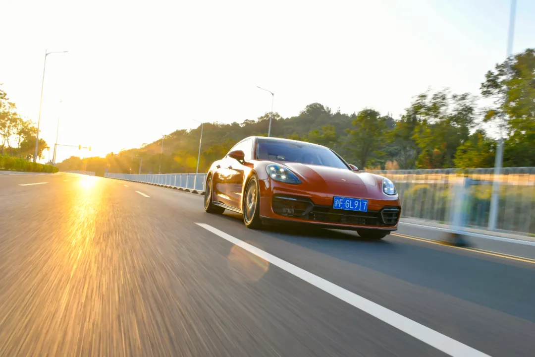 跑车的操控,豪车的舒适,这台保时捷比奔驰更香?