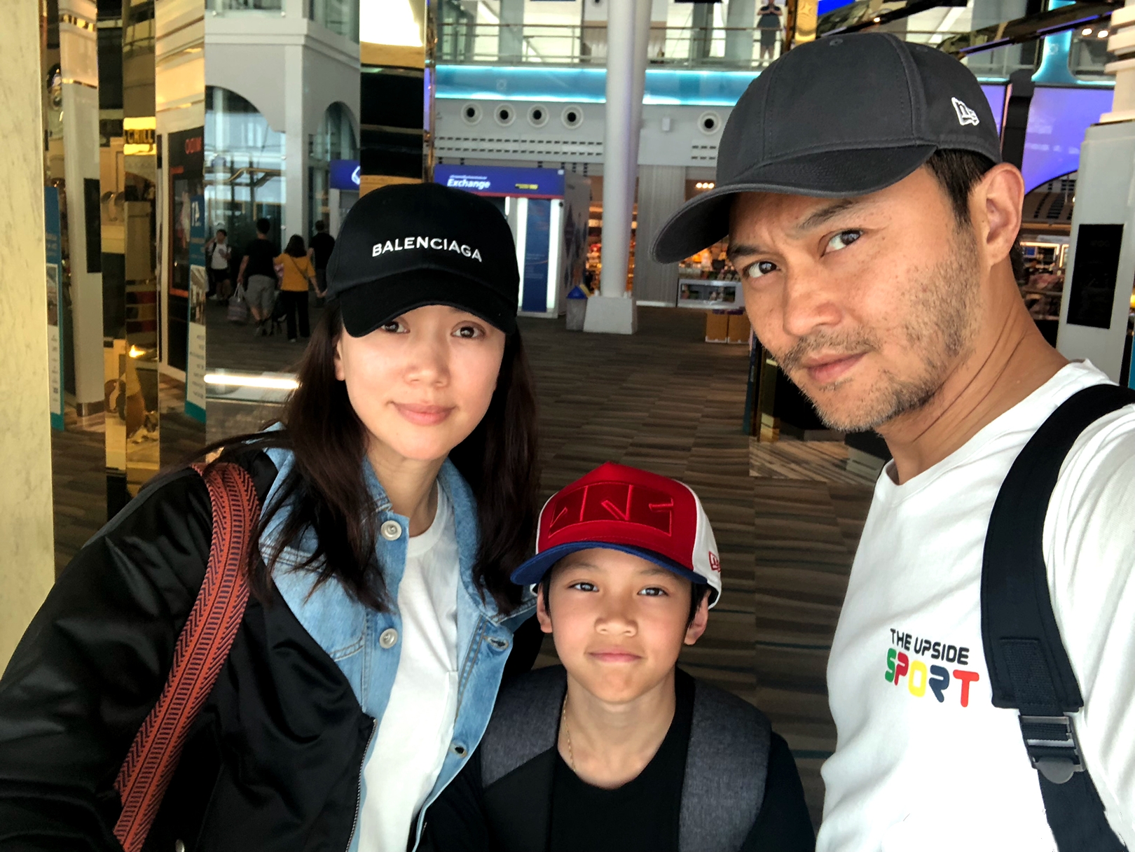 袁咏仪儿子晒登山照，15岁魔童戴墨镜超帅气，彰显张智霖优秀基因