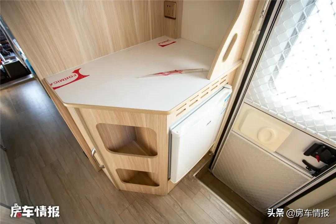 五菱荣光新卡打造的房车适合家庭出行吗(价格性能怎么样)(图16) 属于老百姓的五菱房车,配1.8L动力能住一家四口,厕所空间真心大